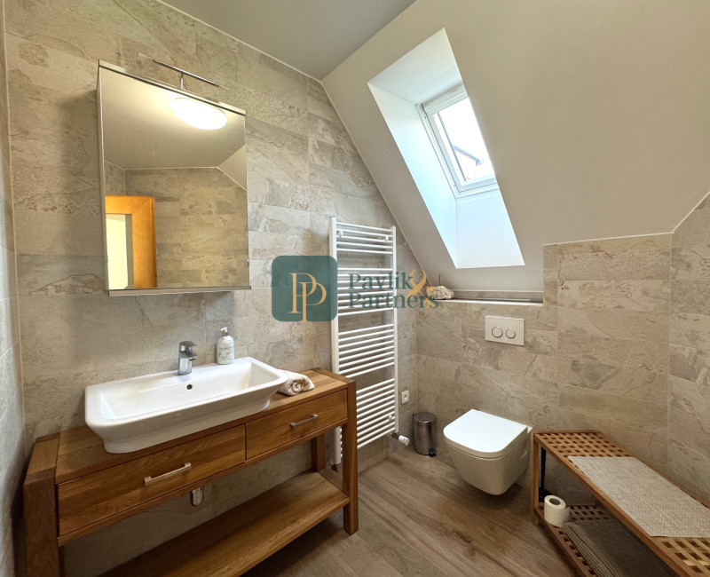 Prenájom 3 izbový mezonetový byt, zariadený, balkón, centrum, parkovanie vo dvore