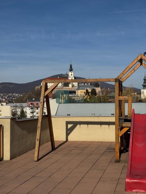 Prenájom 2,5 izbový byt, terasa, vyhradené parkovanie, centrum