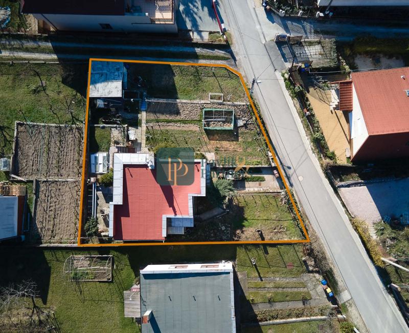 Predaj 3 izbový rodinný dom, 5,4á pozemok, Zobor, všetky IS