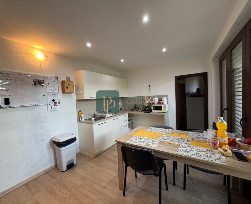 Prenájom kancelárske priestory, centrum mesta, 211 m2, parkovanie