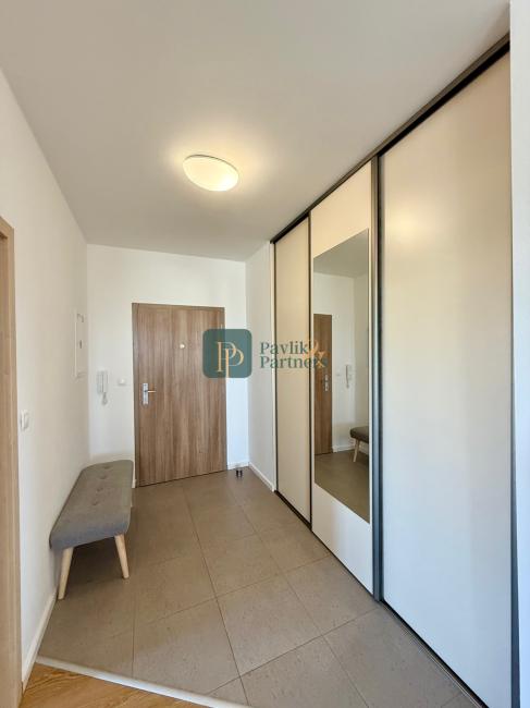 Prenájom 2 izbový byt, terasa, novostavba, 2x parkovacie miesto