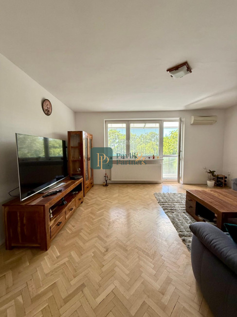 Prenájom pekný 3 izbový byt, balkón, parkovanie vo dvore