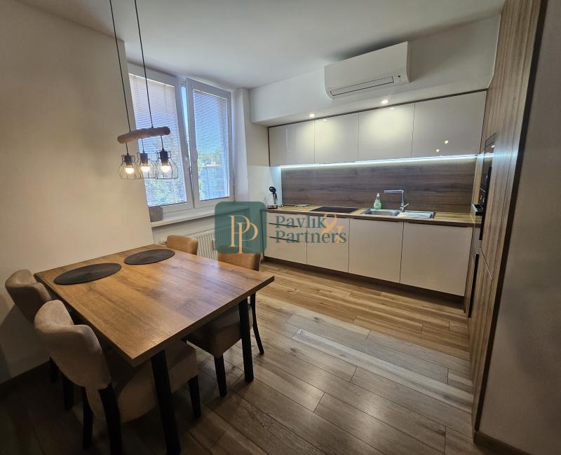 Prenájom krásny 2 izb.byt, balkón,centrum mesta,park. miesto