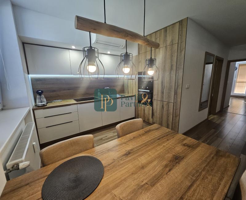 Prenájom krásny 2 izb.byt, balkón,centrum mesta,park. miesto