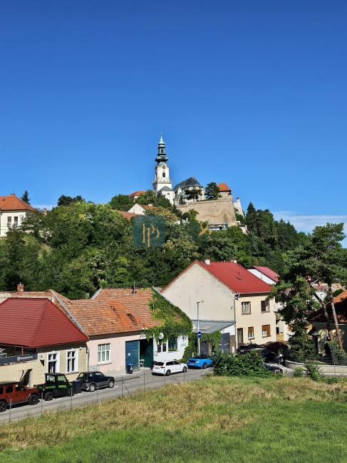 Prenájom krásny 2 izb.byt, balkón,centrum mesta,park. miesto