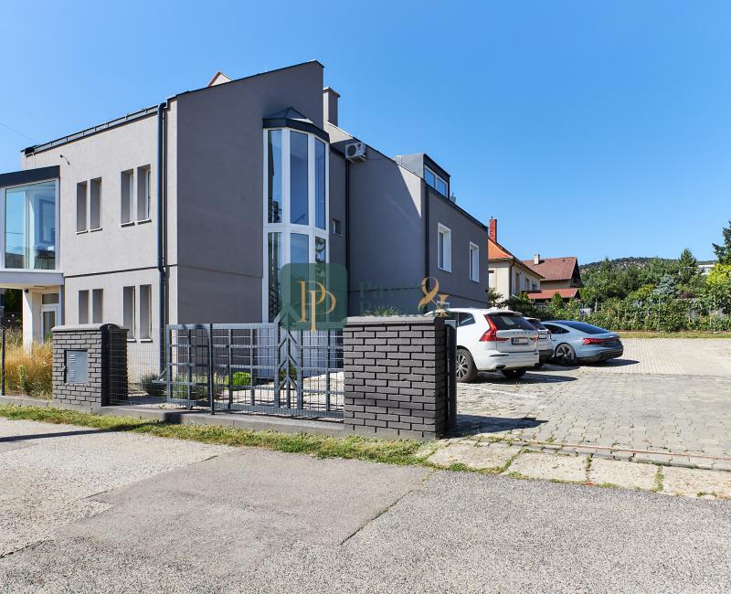 Prenájom reprezentatívne kancelárske priestory, Zobor, 6x parkovacie miesto