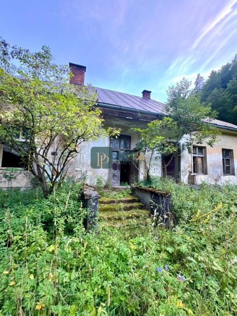 Predaj pozemok 40á, usadlosť pod Donovalmi so starým RD