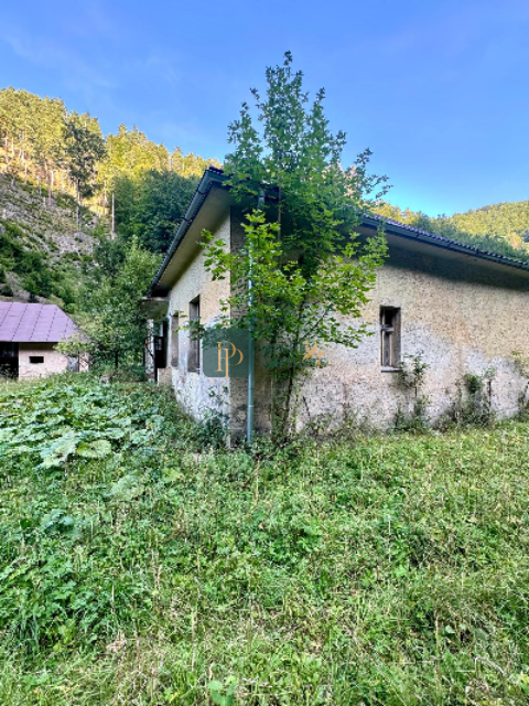 Predaj pozemok 40á, usadlosť pod Donovalmi so starým RD