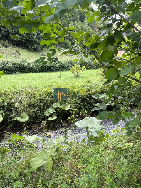 Predaj pozemok 40á, usadlosť pod Donovalmi so starým RD