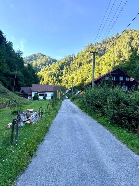 Predaj pozemok 40á, usadlosť pod Donovalmi so starým RD