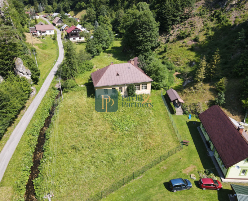 Predaj pozemok 40á, usadlosť pod Donovalmi so starým RD