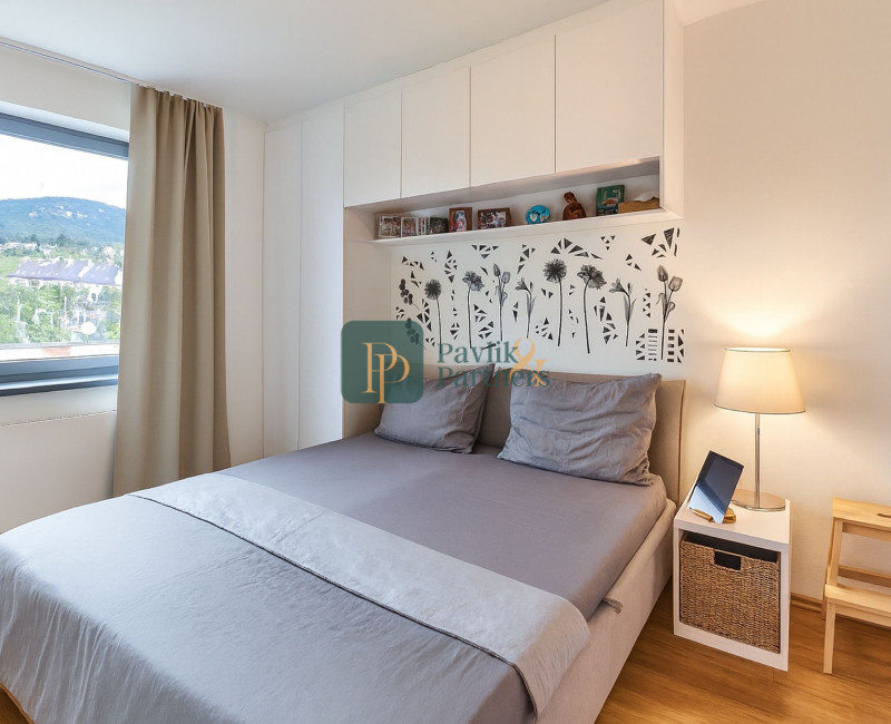 Prenájom veľký 2 izbový byt, terasa, garážové státie, Zobor