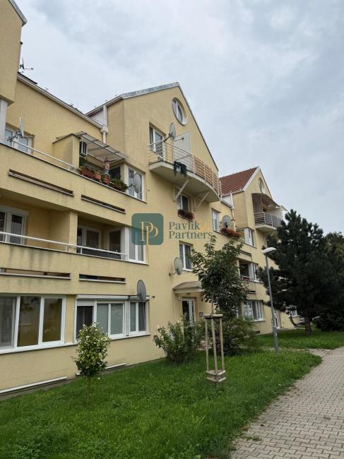 Prenájom 2 izbový byt, veľký balkón, zariadený