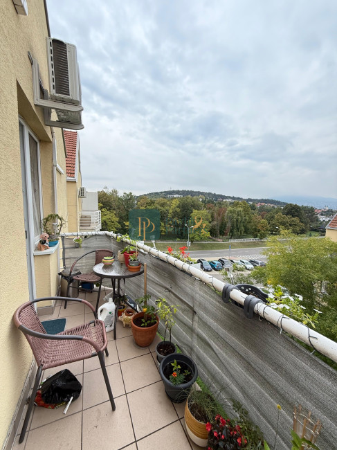 Prenájom 2 izbový byt, veľký balkón, zariadený