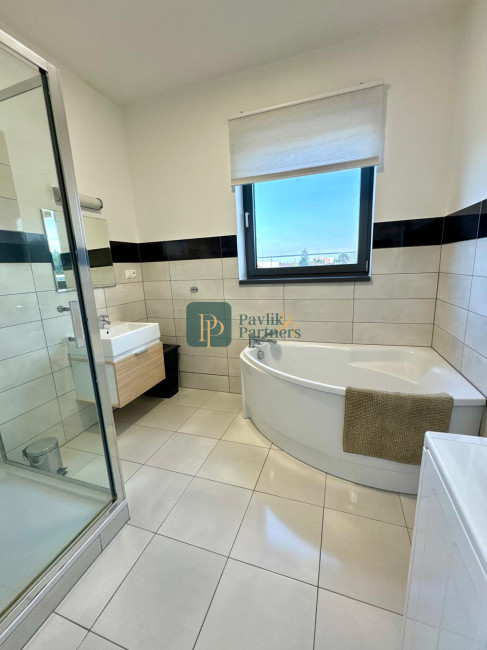 Prenájom 4izbový byt, terasa, dve parkovacie miesta, zariadený