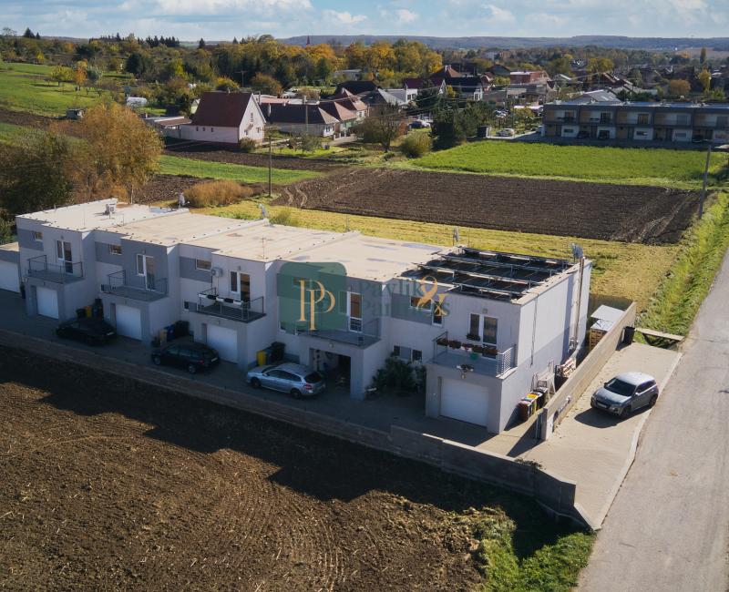 Predaj 4 izbový moderný rodinný dom, garáž, zariadený