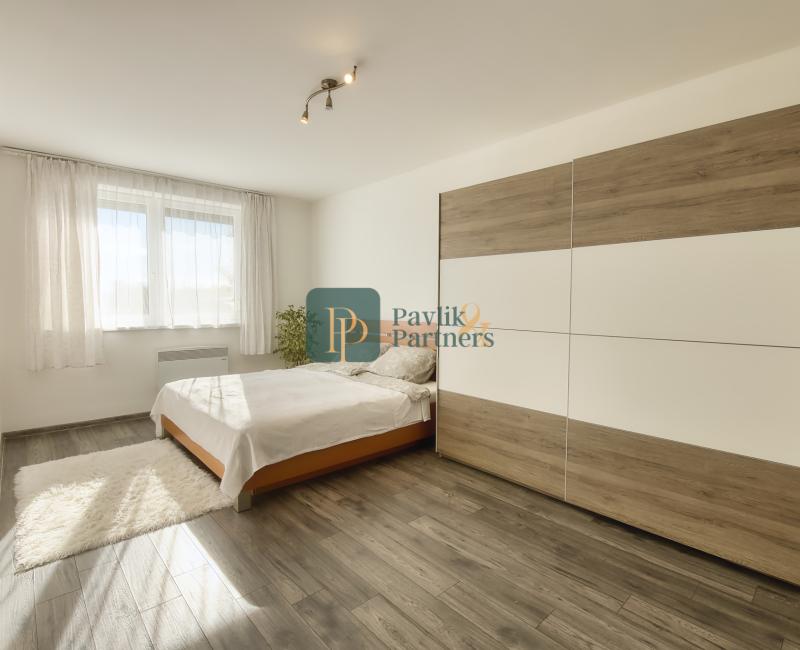 Predaj 4 izbový moderný rodinný dom, garáž, zariadený