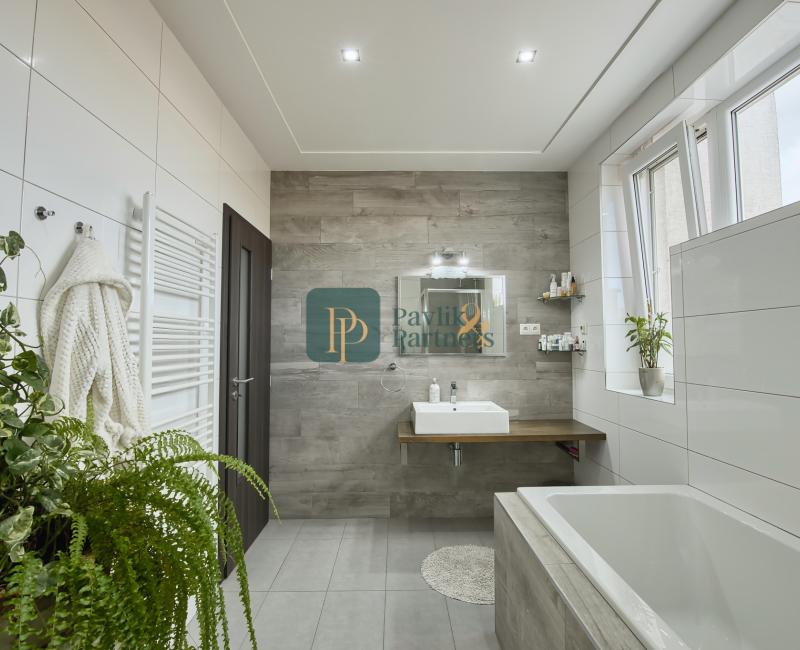 Predaj 4 izbový moderný rodinný dom, garáž, zariadený