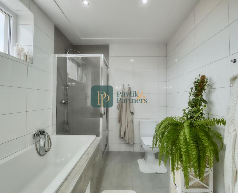 Predaj 4 izbový moderný rodinný dom, garáž, zariadený