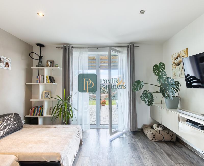 Predaj 4 izbový moderný rodinný dom, garáž, zariadený