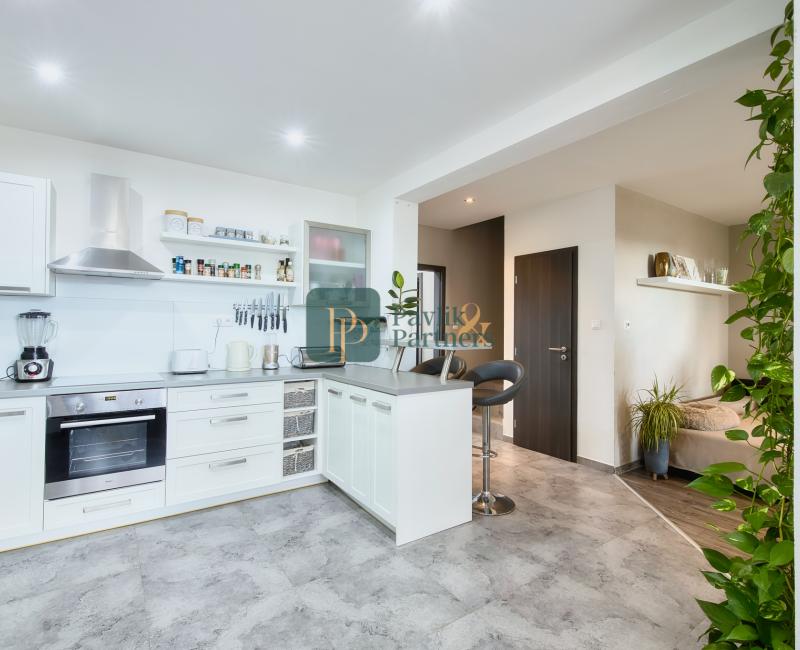 Predaj 4 izbový moderný rodinný dom, garáž, zariadený