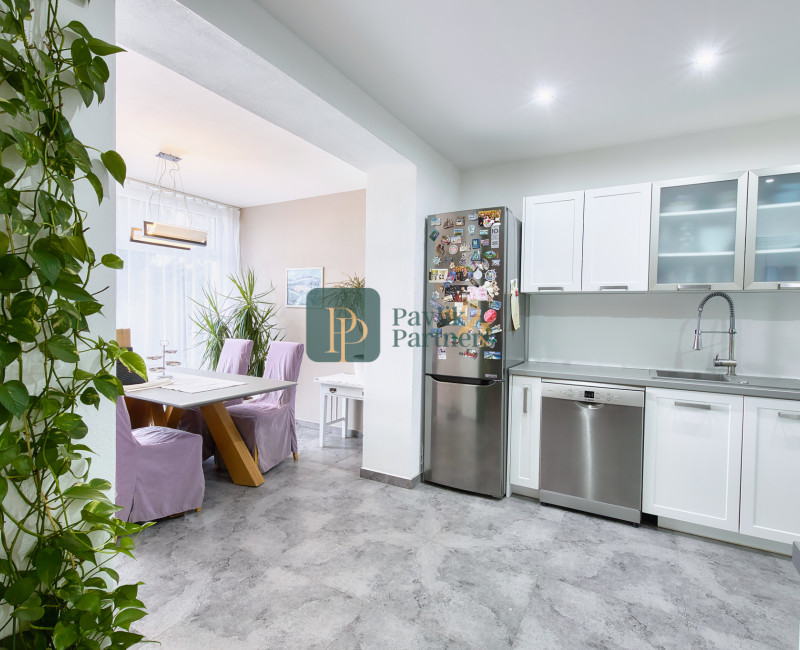 Predaj 4 izbový moderný rodinný dom, garáž, zariadený