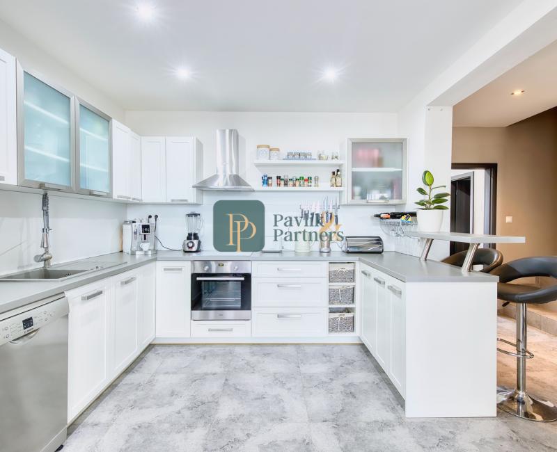 Predaj 4 izbový moderný rodinný dom, garáž, zariadený