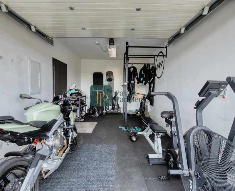 Predaj 4 izbový moderný rodinný dom, garáž, zariadený