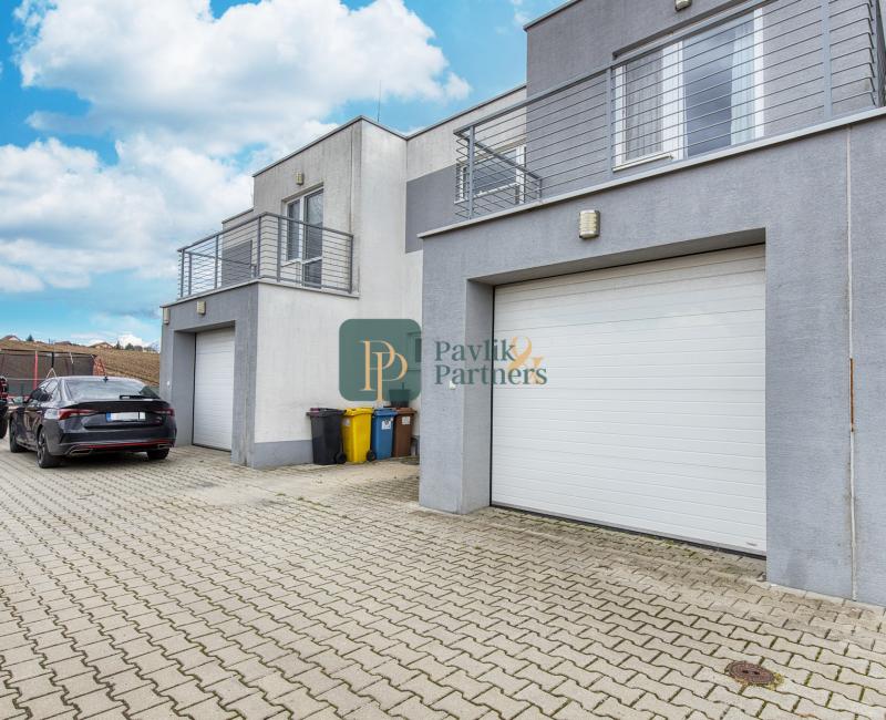 Predaj 4 izbový moderný rodinný dom, garáž, zariadený