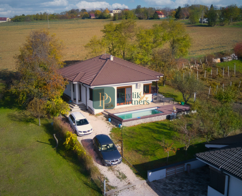 Predaj krásny zariadený 4 izbový rodinný dom, bazén, 760m2 pozemok