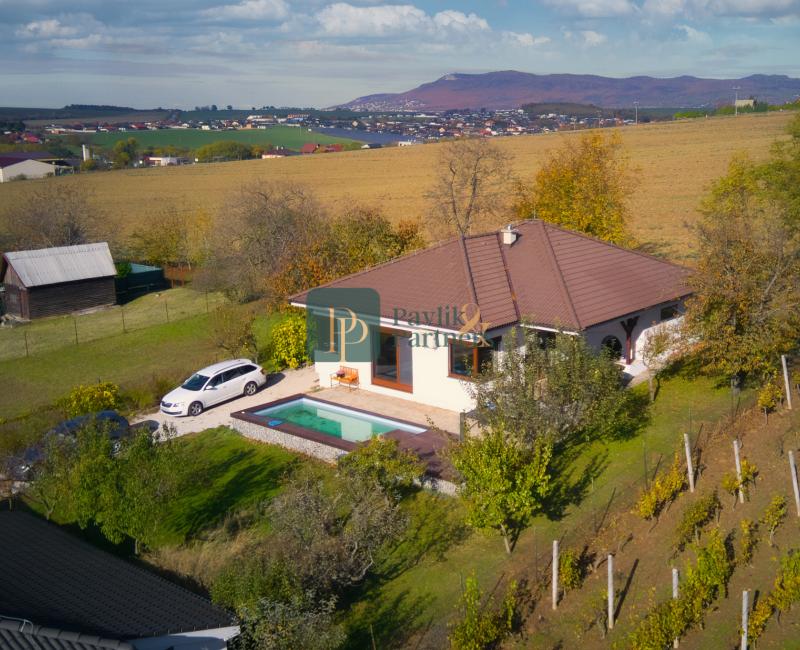 Predaj krásny zariadený 4 izbový rodinný dom, bazén, 760m2 pozemok