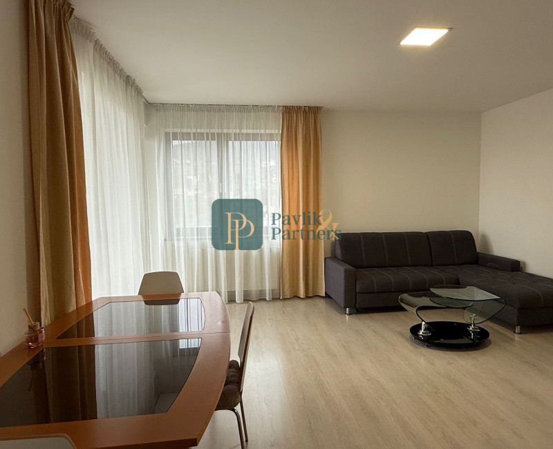 Prenájom veľký 2 izbový byt, terasa, garážové státie, Zobor