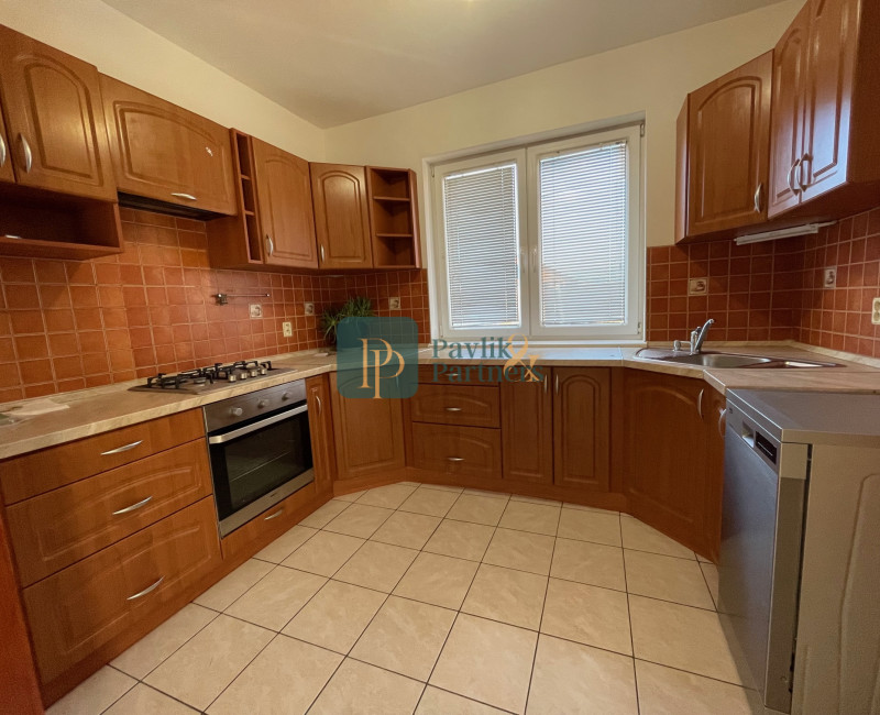 Prenájom 4 izbový rodinný dom, zariadený, Janíkovce, garáž