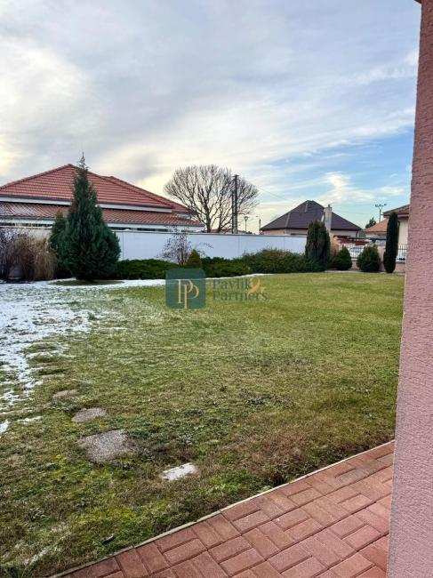 Prenájom 4 izbový rodinný dom, zariadený, Janíkovce, garáž