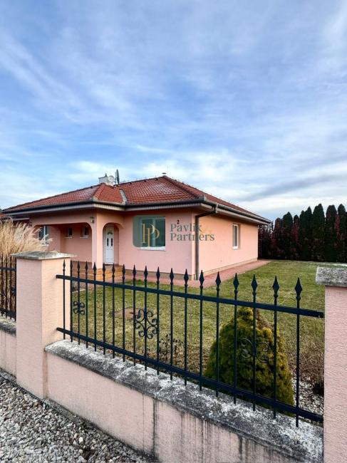 Prenájom 4 izbový rodinný dom, zariadený, Janíkovce, garáž