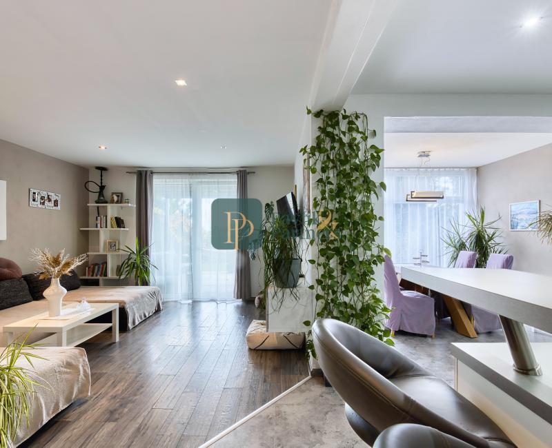 Predaj 4 izbový moderný rodinný dom, garáž, zariadený