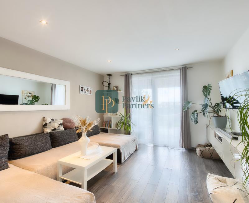 Predaj 4 izbový moderný rodinný dom, garáž, zariadený