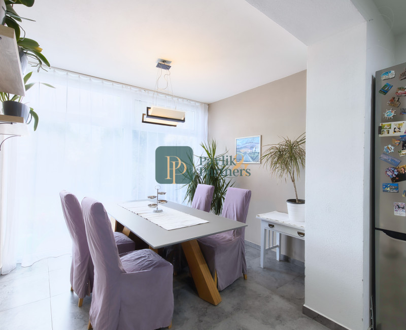 Predaj 4 izbový moderný rodinný dom, garáž, zariadený