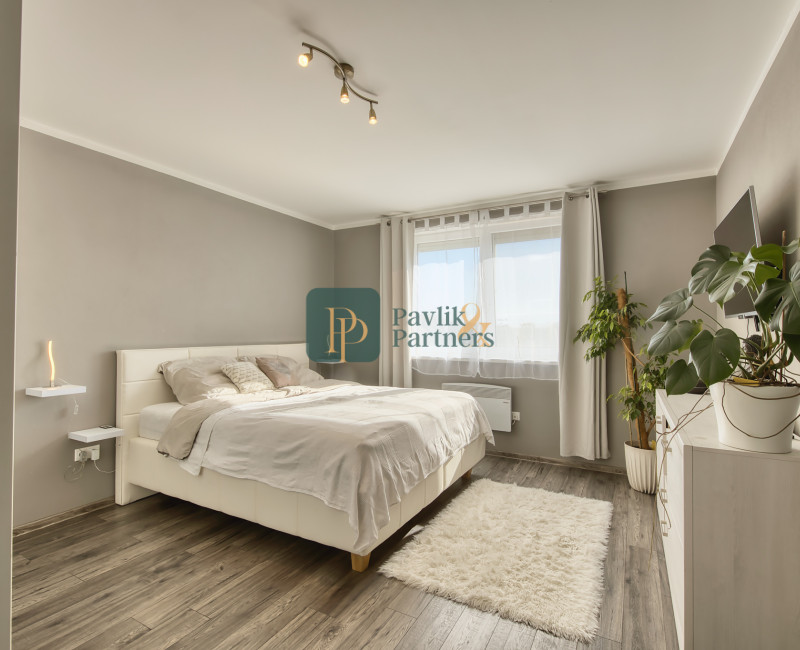 Predaj 4 izbový moderný rodinný dom, garáž, zariadený