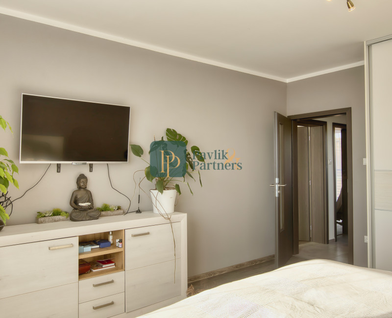 Predaj 4 izbový moderný rodinný dom, garáž, zariadený