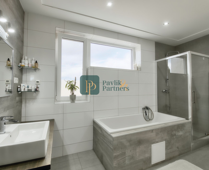 Predaj 4 izbový moderný rodinný dom, garáž, zariadený