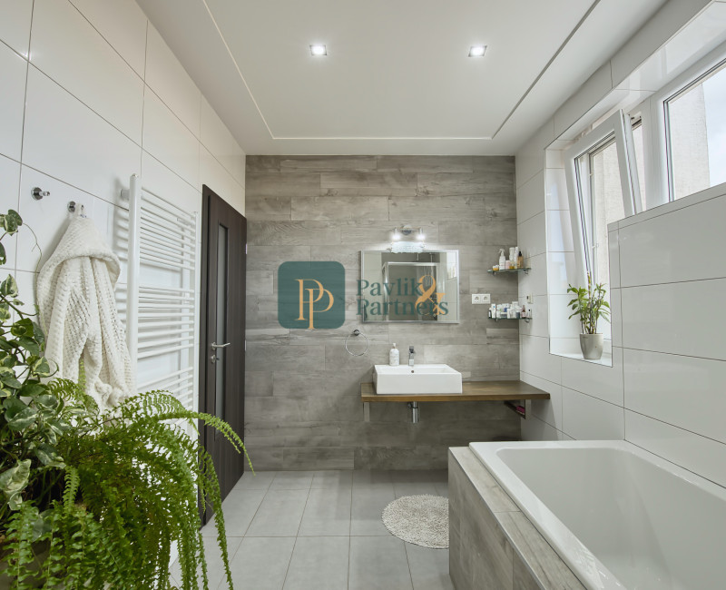 Predaj 4 izbový moderný rodinný dom, garáž, zariadený