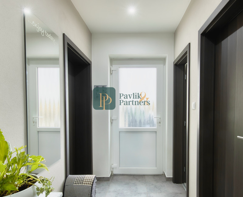 Predaj 4 izbový moderný rodinný dom, garáž, zariadený