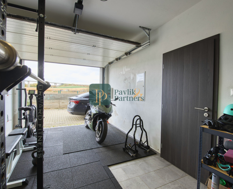 Predaj 4 izbový moderný rodinný dom, garáž, zariadený