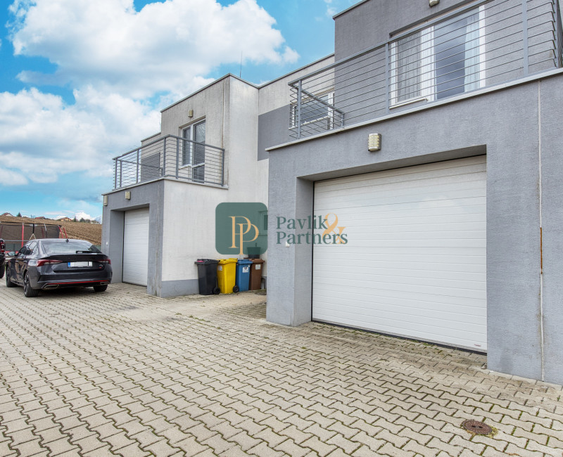 Predaj 4 izbový moderný rodinný dom, garáž, zariadený