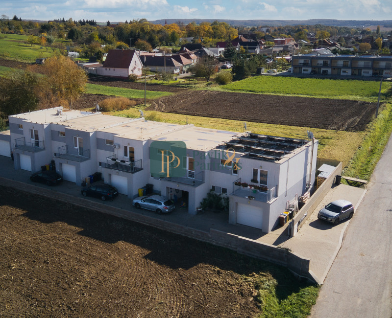 Predaj 4 izbový moderný rodinný dom, garáž, zariadený