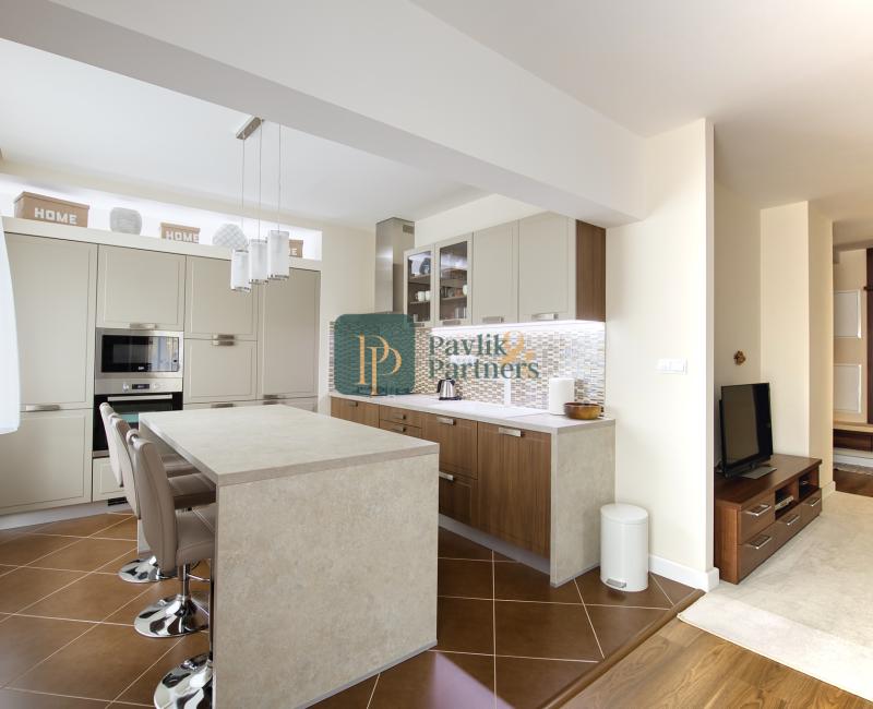 Predaj nadštandardný 3 izbový byt, centrum mesta, tehlová bytovka