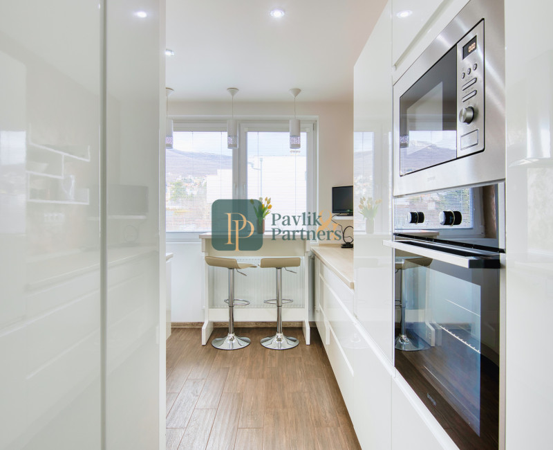 Predaj veľký 3 izbový byt, Zobor, tehla, loggia, krásne výhľady