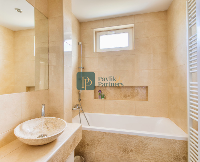 Predaj veľký 3 izbový byt, Zobor, tehla, loggia, krásne výhľady