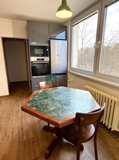 Prenájom 3 izb.byt Chrenová, balkón, zariadený.